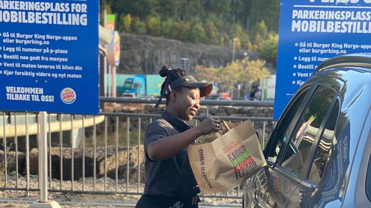 På Burger King Holmestrand kan du nå bestille Whopper rett til bilen. 