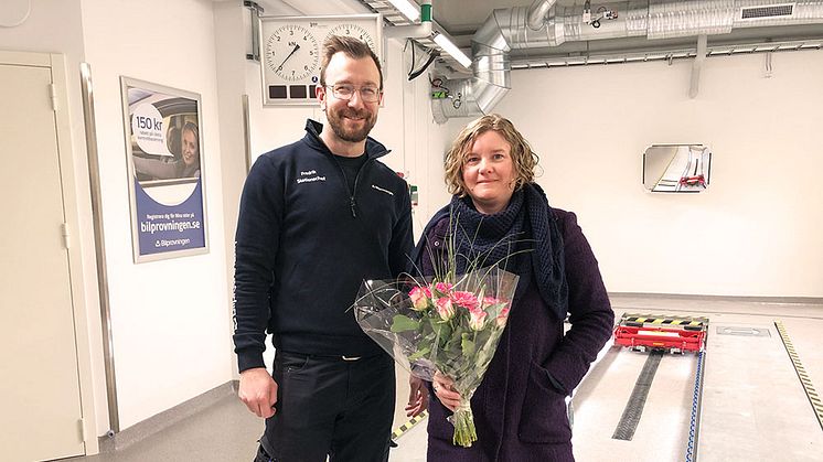 Stationens första kund Kerstin Hoyer firades med en bukett blommor.  Foto: Bilprovningen