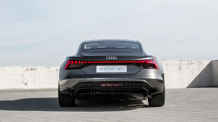 Audi e-tron GT concept (kinetic dust) lige bagfra