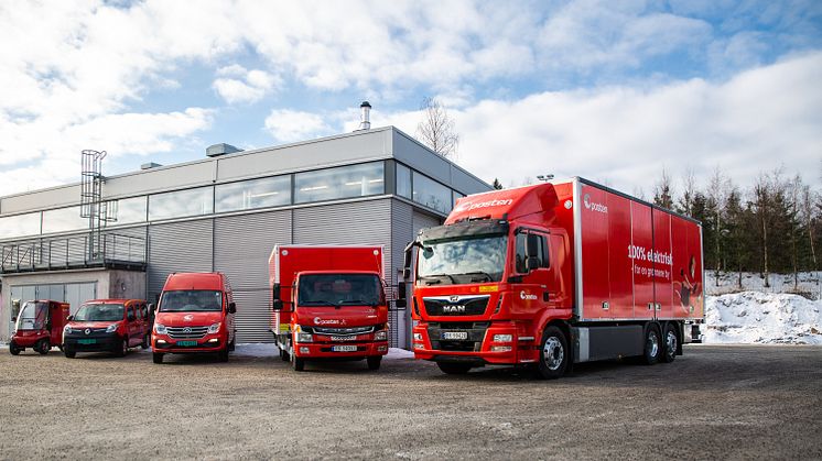 Det er ti år siden Posten tok i bruk sitt første elektriske kjøretøy. En fersk undersøkelse viser at Posten er den merkevaren i logistikkbransjen som nordmenn opplever er mest bærekraftig.