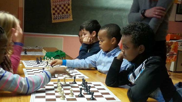 ​Finansselskap lærer barn sjakk