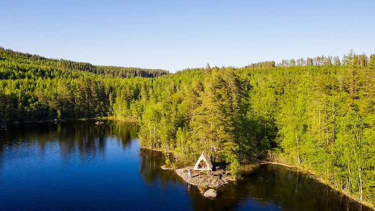 Camp 3 - Glasskogen Värmland. Ett tält placerat ut i vattnet. Njut av utsikten och naturens frekvens.