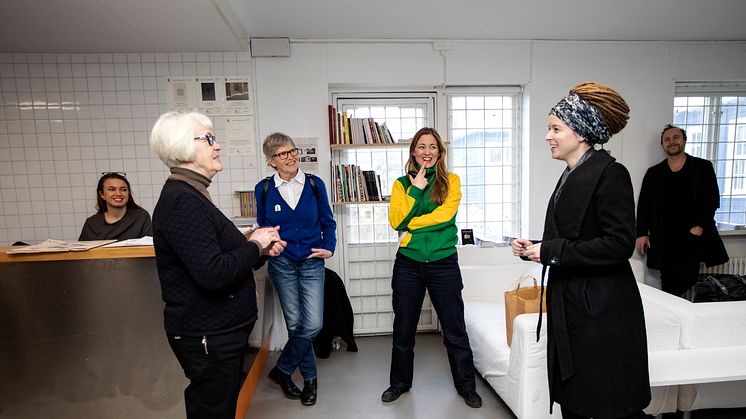Kulturminister Amanda Lind besöker Konstepidemin. Foto: Johan Wingborg