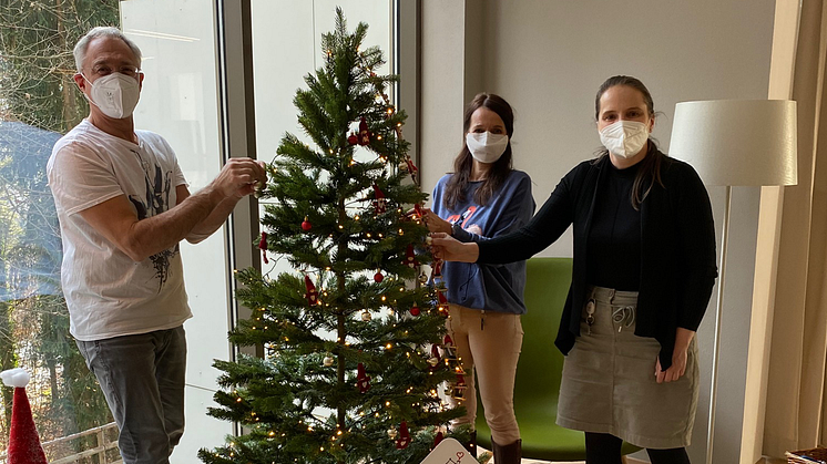 Nina Reiterer und Team beim Dekorieren im Kinderhilfe Haus Graz