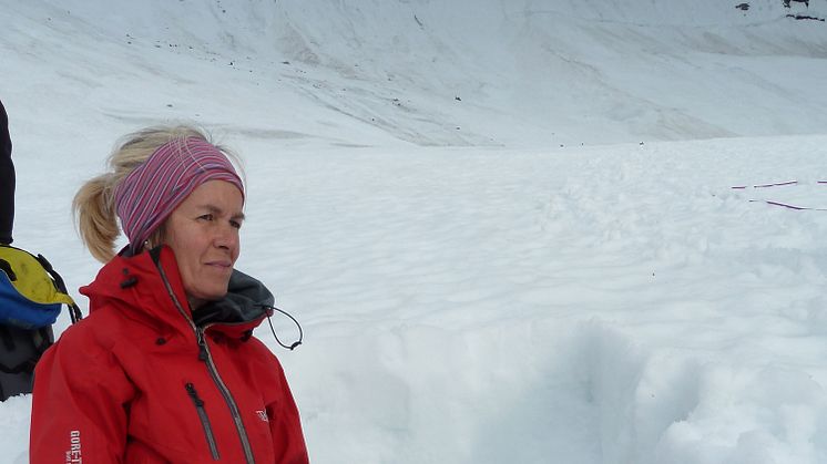 Gunhild Rosqvist provtar i källzonen på Rabots glaciär