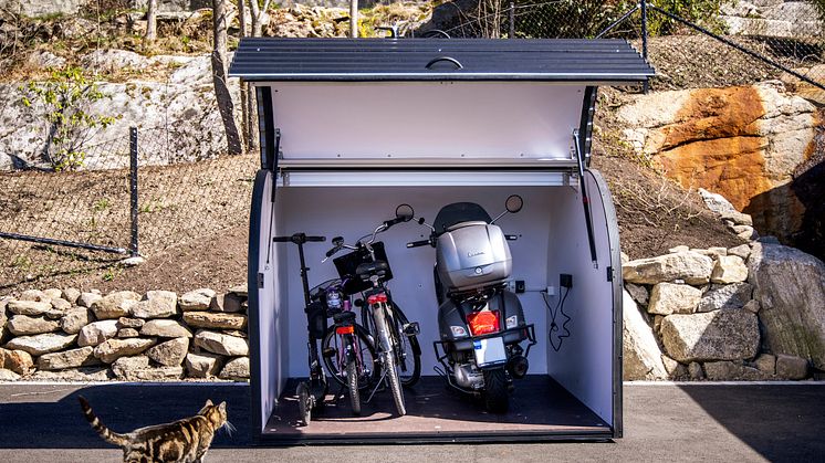 Dooman Hovås cykelgarage fram katt