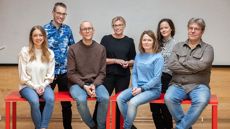 Ett team från Dragonskolan i Umeå tilldelades Guldäpplejuryns hedersomnämnande 2021. Från vänster: Pernilla Nordlund, Niclas Lind, Erik Jönsson, Jennifer Hedström, Anneli Andersson, Sofia Johansson och Erik Forssell.