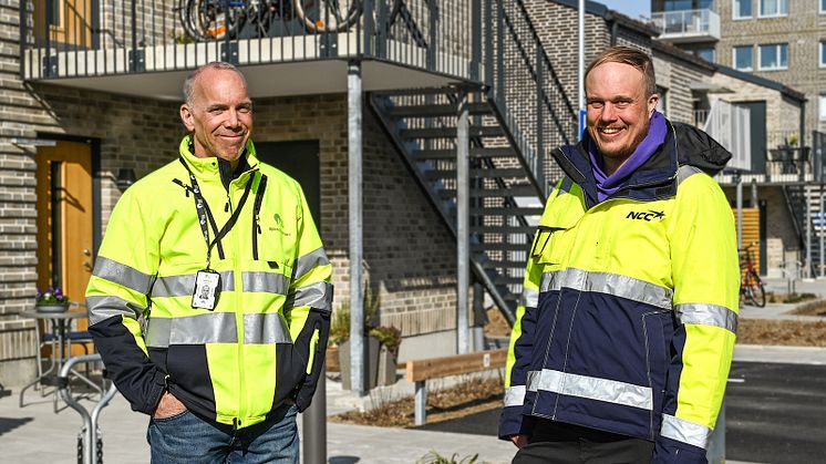 Björn Ravemark, projektchef Helsingborgshem tillsammans med Johan Eriksson, platschef NCC, framför bygget.