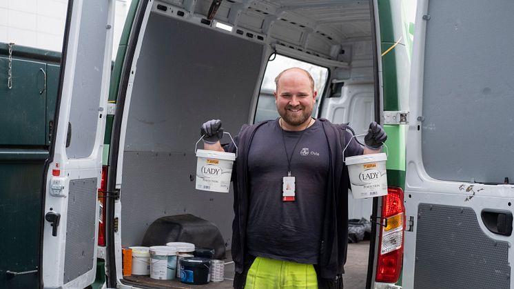 Andreas Selseth, en av kommunens ombruksambassadører, med to fulle spann 