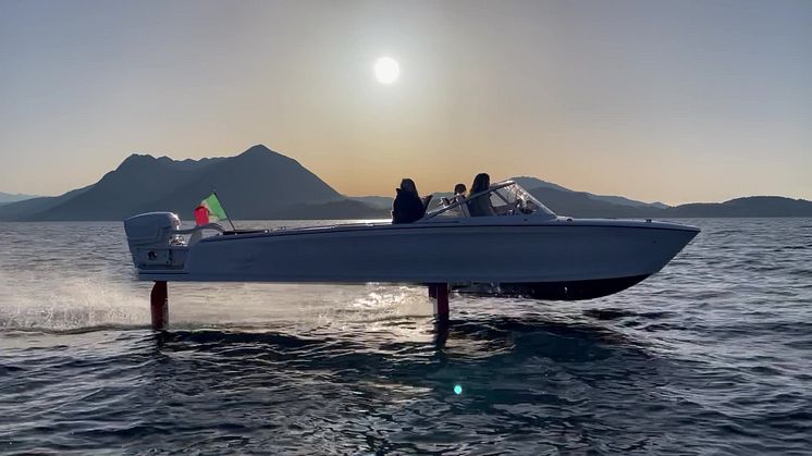 Candela C-7 foiling on Lago Maggiore