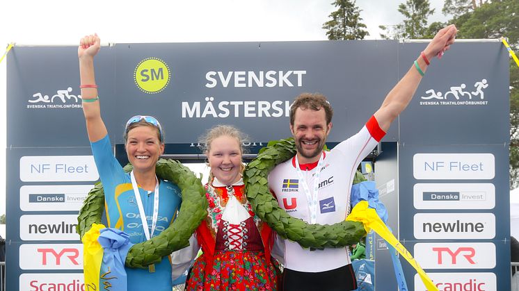 2016 års vinnare i Vansbro Triathlon: Åsa Lundström och Fredrik Bäckson. Foto: Andreas Hansson