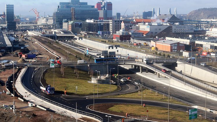 E 45 mellan Marieholm och Lilla Bommen har sänkts under marknivå (mitten av bilden) på en 800 meter lång sträcka. Till vänster i bild ses mynningen till den 400 meter långa överdäckning av vägen. Foto: Kasper Dudzik