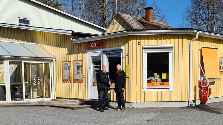 Göran Axelsson skakar hand med Bolist Belganet's nye ägare