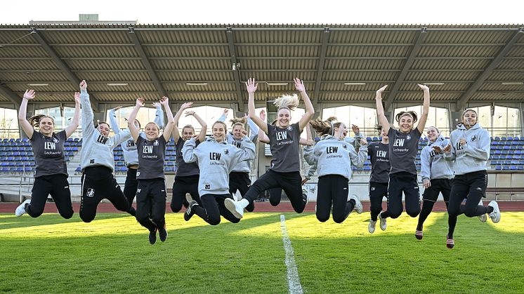 Gemeinsam abheben: Die jungen Sportlerinnen des TSV Schwaben Augsburg freuen sich über Pullis und Shirts von LEW. (LEW / Thorsten Franzisi)