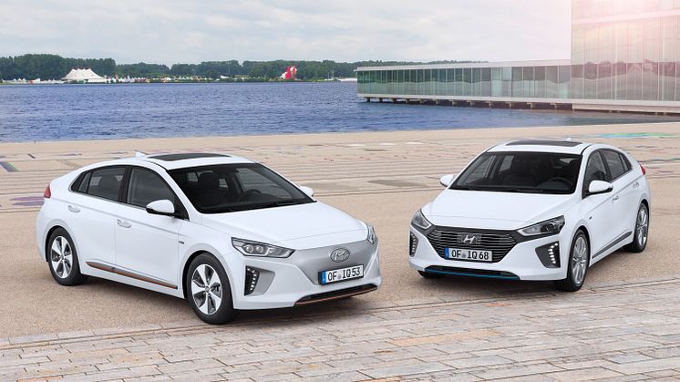 Hyundai IONIQ, elbil til venstre og hybrid til høyre.