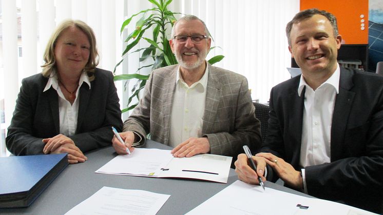 Bürgermeister Waldemar Bug (m.) unterzeichnet mit den Mitarbeitern des Bayernwerks, Christine Pfaff (li.) und Bernd Göttlicher (re.), den Konzessionsvertrag.