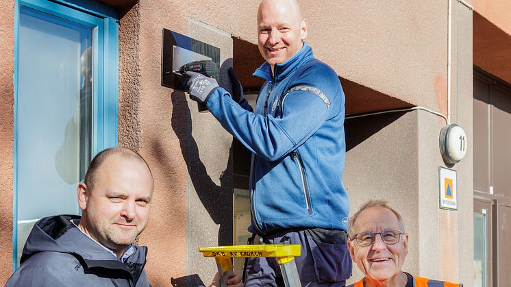 Kvarteret Kroken skyltar nu med trygghetscertifiering. Från vänster Cenny Rondahl, SKB, Per Hellqvist, SKB, Lennart Levander, Svensk Trygghetscertifiering. Foto: Jon Buscall