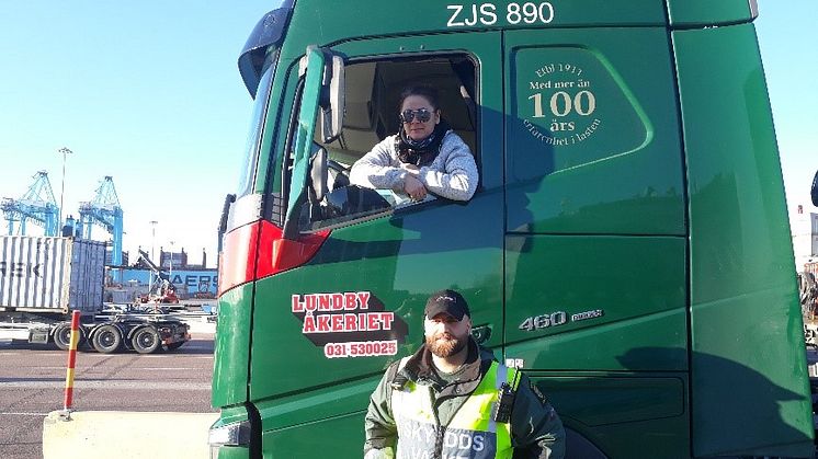 En av vår säkerhets och gatepersonal välkomna en viktig kund – lastbilschauffören