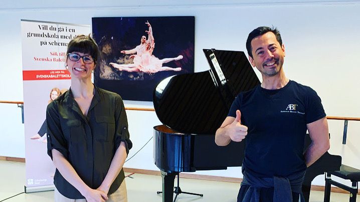 Mariana Palacios spelade och Jon Ugarriza instruerade onlineklassen som sändes direkt från Svenska Balettskolan via Zoom.