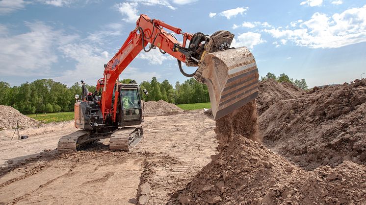 Nu finns information om alla Hitachis modeller enkelt tillgänglig från nya webbsajten. På bilden en kompaktbyggd ZX135USLC-6. Foto: Mats Thorner.