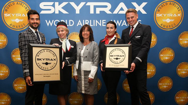 Norwegians kommunikasjonsdirektør Anne-Sissel Skånvik (midten) med Francesco Sapuppo, Nancy Lily Wheeler, Agne Zupkaite og Marcin Krzywicki, Norwegians medarbeidere fra London Gatwick