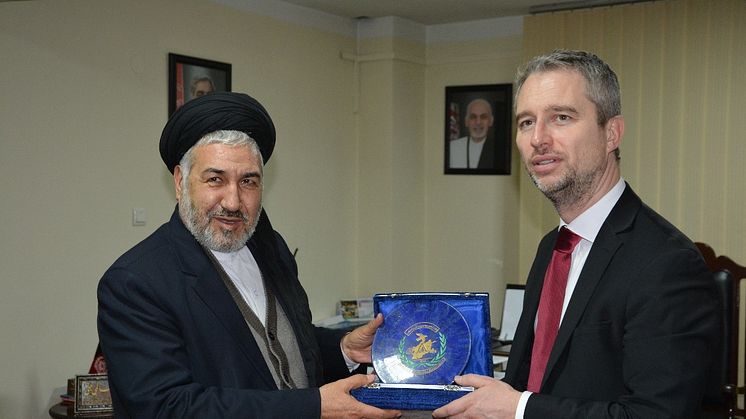 Afghanistans flyktingminister Sayed Hussein Alemi Balkhi och den franske ambassadören David Martinon.