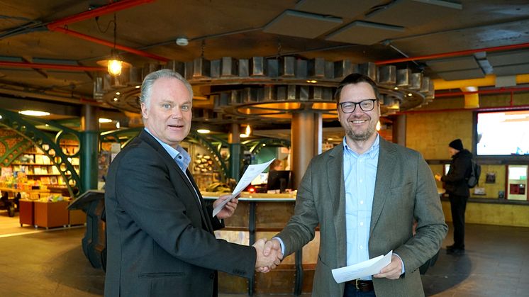 I januar signerte biblioteksjef Knut Skansen og museumsdirektør Frode Meinich en historisk avtale mellom Norsk Teknisk Museum og Deichman folkebibliotek. Foto: Thomas Fjærtoft, Teknisk museum.