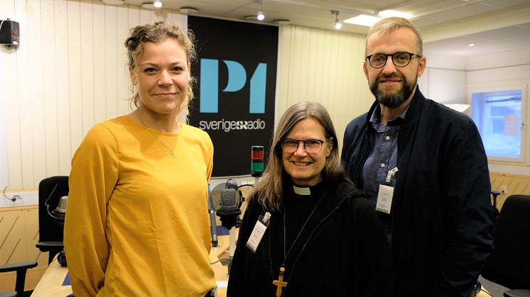Amanda Carlshamre, Karin Wiborn och Daniel Alm vid inspelningen av morgonandakter för Sveriges Radio. Foto: Mikael Stjernberg.