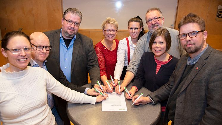 Politiska gruppledarna undertecknar pressmeddelandet i samband med antagandet av "Svalövs kommun - vision 2040". 