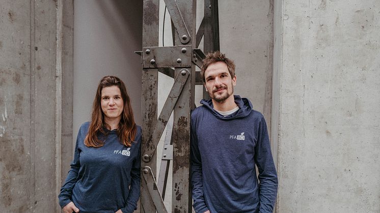 Die Geschwister Juliane und Adrian Spieker setzen sich mit ihrer innovativen Idee eines digi-talisierten Mehrwegsystems für die Frischtheke im Einzelhandel für eine nachhaltige Zukunft ein. (Bild: PFABO GmbH)