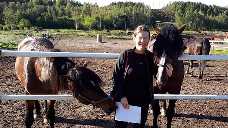 Maria Rosengren med kallblodstravare som deltog i studierna. Foto: Selina Hedström