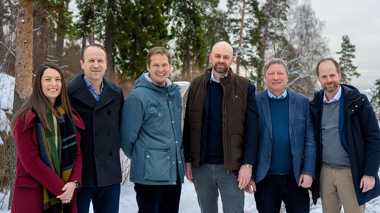Representanter från ledningen för IOWN Energy och Hydro Rein sida vid sida för att markera det nya partnerskapet mellan företagen. Foto: Herman Skjølsvik/Hydro.