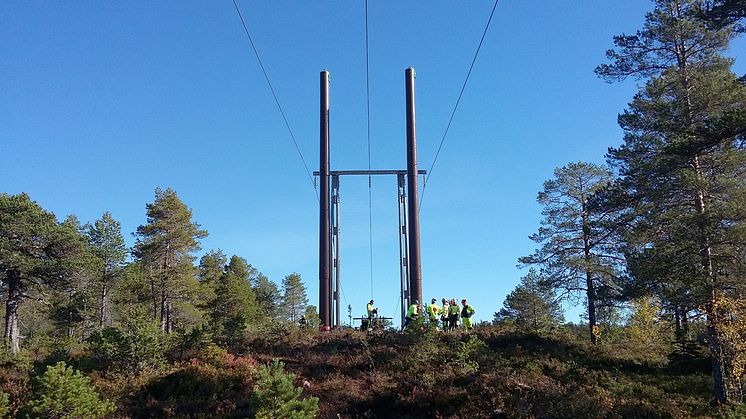 Montering av tilsvarende komposittmaster som er valgt for nettilkobling av Roan og Storheia vindparker