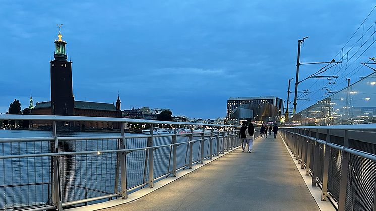 Nu har den tillhörande gång- och cykelbanan mellan Riddarholmen och Tegelbacken fått nytt ljus.