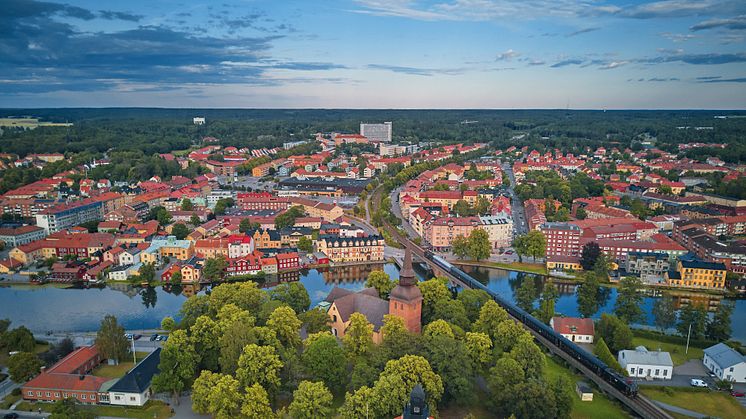 Eskilstuna drönarbild Fors kyrka sommar