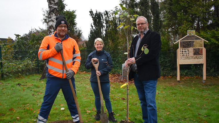 Greifen gemeinsam zum Spaten: Bauhof-Leiter Patrick Zuch (l.) und Bürgermeister Thomas Deckner mit Anne Nielsen, Kommunalbetreuerin von SH Netz im Kreis Rendsburg-Eckernförde.   Foto: SH Netz