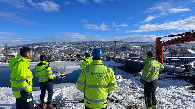 Helge Bergstrøm i Ringerikskraft Produksjon besøker sagdammen sammen med ØMF Asker Entreprenør