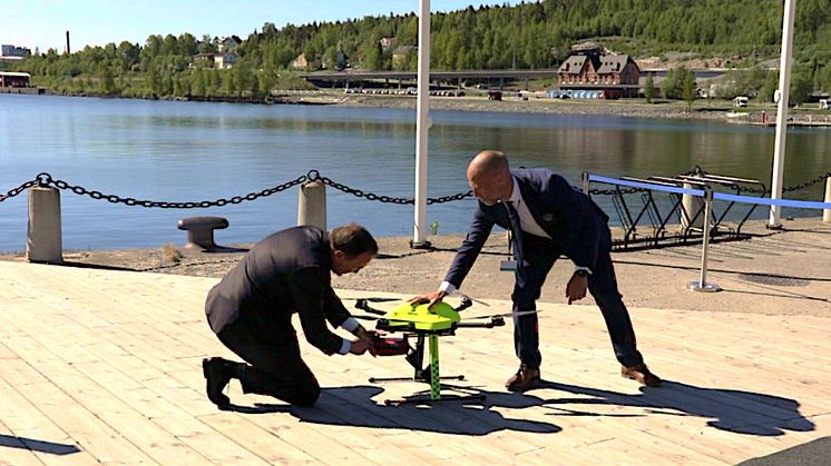 Statsminister Stefan Löfven tar del av en demonstration där 5G, hjärtstartare och drönare tillsammans  kan rädda liv.