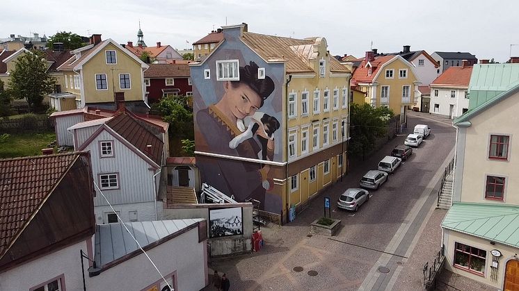 Kungsgatan 1 i Oskarshamn målad av Artez.