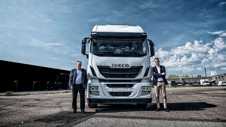 Nyscan Biler vil forhandle hele Ivecos brede produktprogram fra sine afdelinger i Hvidovre, Roskilde og Glostrup. Fra venstre: Claus Hofman, adm. dir. Nyscan og Lars Beck, adm. dir. Iveco North Europe & Baltics. Foto: Claus Sjödin.