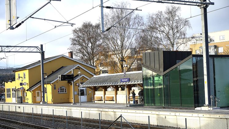 Ambisjonen har vært å gi Sørumsand stasjon et løft med spesifikt fokus på god lesbarhet, trygghet og anvendbarhet. Foto: Stig Ervland Lillestrøm kommune.