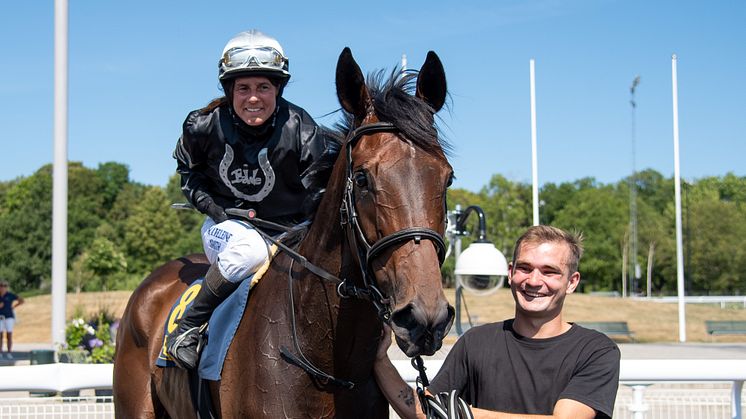 Espen Hill med sin tränare/jockey Madeleine Smith och stallets assisterande tränare Oliver Dale i vinnarcirkeln på Bro Park. På söndag gör Espen Hill sitt tredje försök i Sveriges största löpning Stockholm Cup International (Gr.3). 