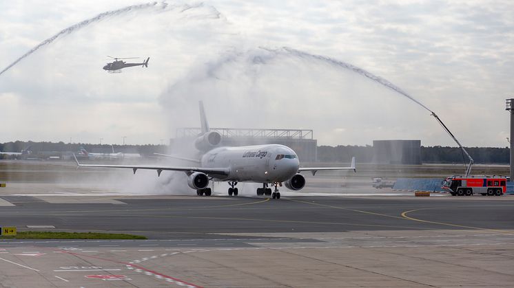 Lufthansa Cargos letzte MD-11F wurde heute mit einem Wasserbogen der Flughafenfeuerwehr Frankfurt verabschiedet