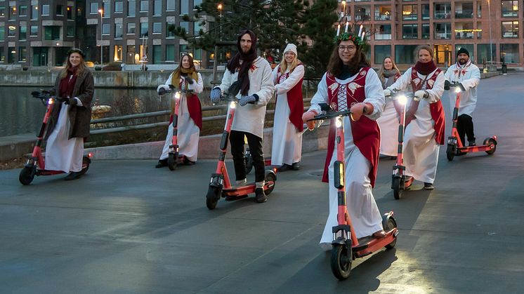 ​Luciatåg på elsparkcykel sprider julstämning i Malmö