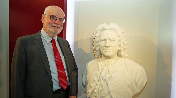 Ton Koopman mit Bach-Büste im Bach-Museum Leipzig