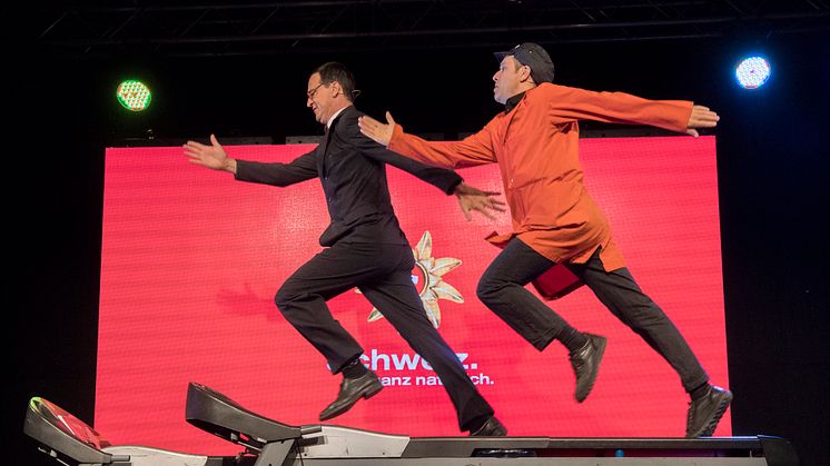 Das Komikerduo Lapsus (Peter Winkler links und rechts Christian Höhener) während der Show der Grüezi Deutschland Tour.