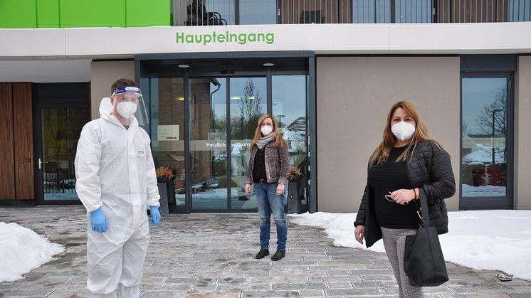 Um Bewohnerinnen und Bewohner des Seniorenzentrums „An der Lauter“ vor Infektionen zu schützen, unterstützt Bundeswehrsoldat Robin Morawa die Corona-Tests. Hier kommt Marusya Weiß gerade zum Test, hinten im Bild Einrichtungsleiterin Silke Aßhauer.