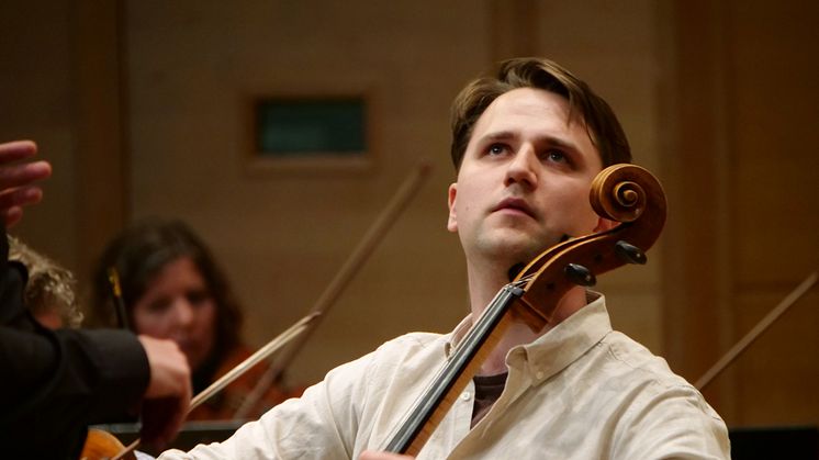 Sprudlande cellokonsert på SONs digitala scen på lördag