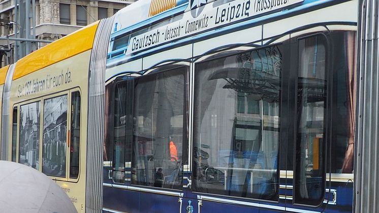 Eine Straßenbahn wirbt für das Jubiläum "150 Jahre Straßenbahn in Leipzig"