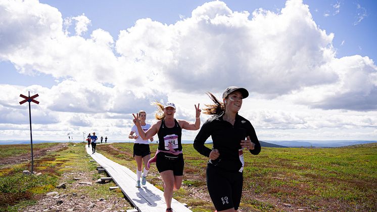 Sälenfjällen bjöd på perfekt löparväder och magiska vyer under premiären av Tjejmilen Sälen by Kari Traa.